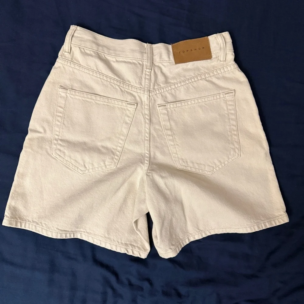 NWT Topshop Women’s Cream High-Waisted Shorts, size 2